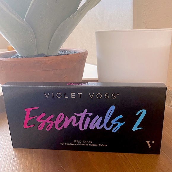 Violet Voss Other - Violet Voss Essentials 2 Eyeshadow Pallet